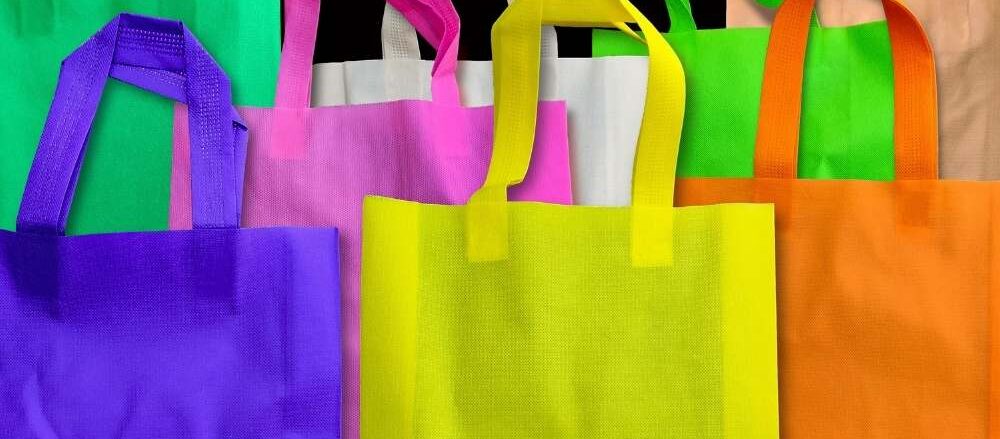 Bolsas de tejido no tejido: qué son, cómo se producen y para qué se usan en packaging