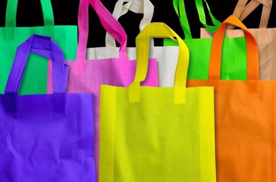 Bolsas de tejido no tejido: qué son, cómo se producen y para qué se usan en packaging